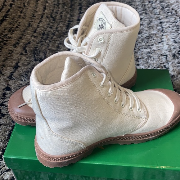 Boots - Picture 5 of 9